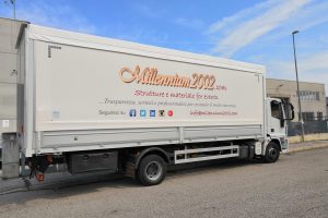 Teloni camion con logo aziendale